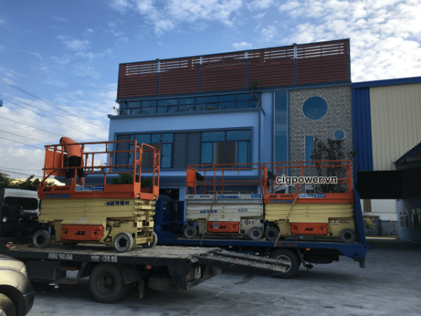 Xe nâng người CiG làm việc tại Vinfast Hải Phòng