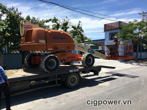 Xe nâng người CiG làm việc tại Vinfast Hải Phòng