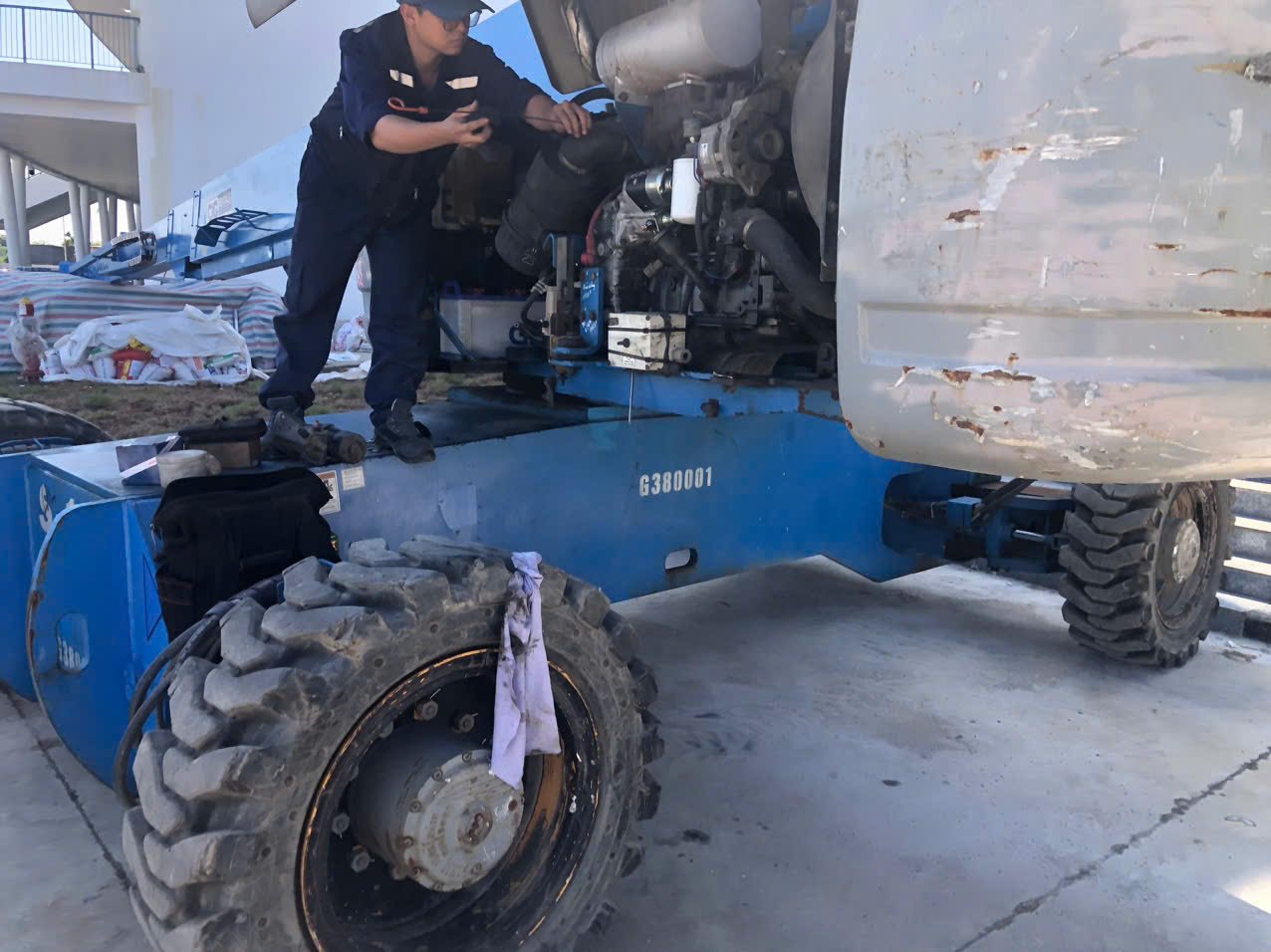 Kiểm tra xe boomlift Genie cho thuê