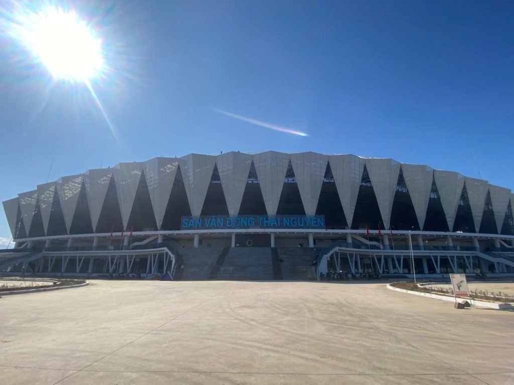 Bên ngoài Sân vận động Thái Nguyên