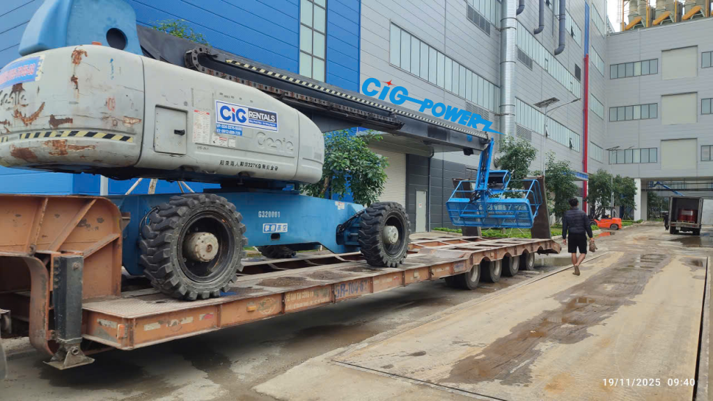 Xe nâng 32m đang vận chuyển, lắp đặt tại công trường tại Hà Tĩnh