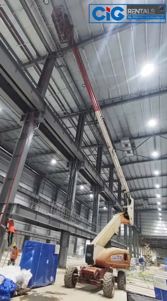 Xe bum JLG Z-boom linh hoạt trong khu nhà xưởng Vinfast2, KCN Vũng Áng, Hà Tĩnh