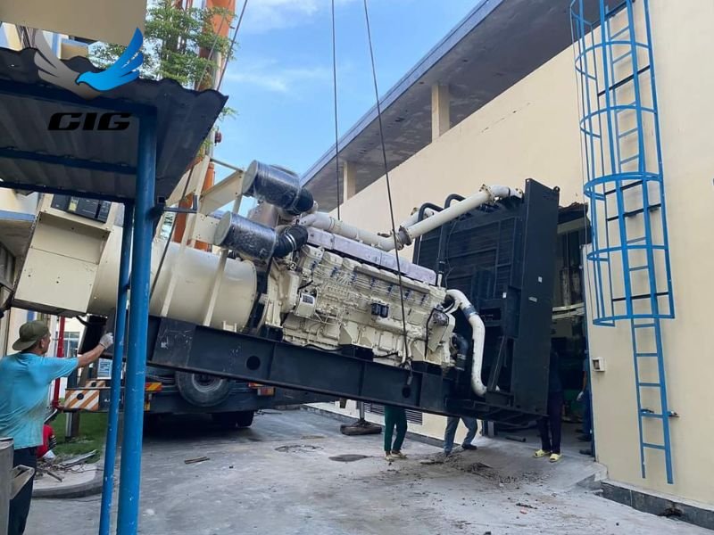 Sử dụng xe cẩu có tải trọng phù hợp để nâng hạ thiết bị tại công trường
